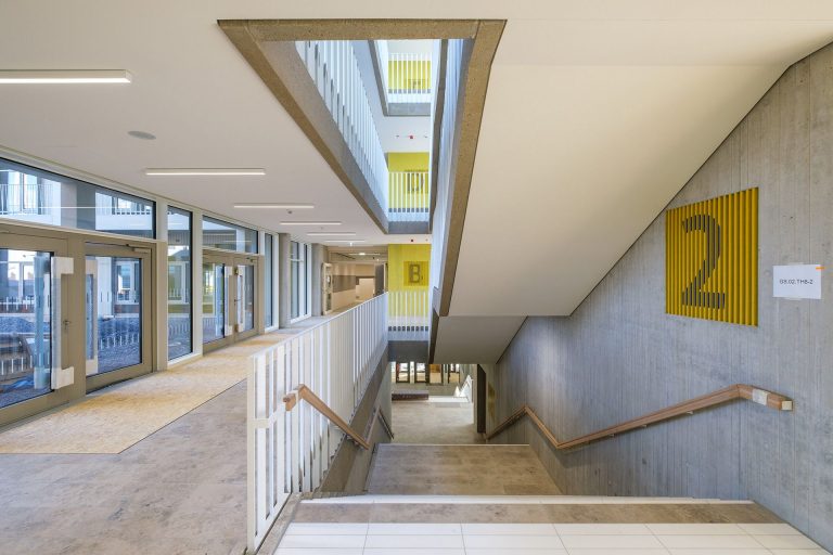 Treppe und Blick in das Gebäude, Schulstandort Süd Neufreimann