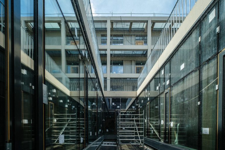 Glasscheiben und Treppen, Schulstandort Süd Neufreimann