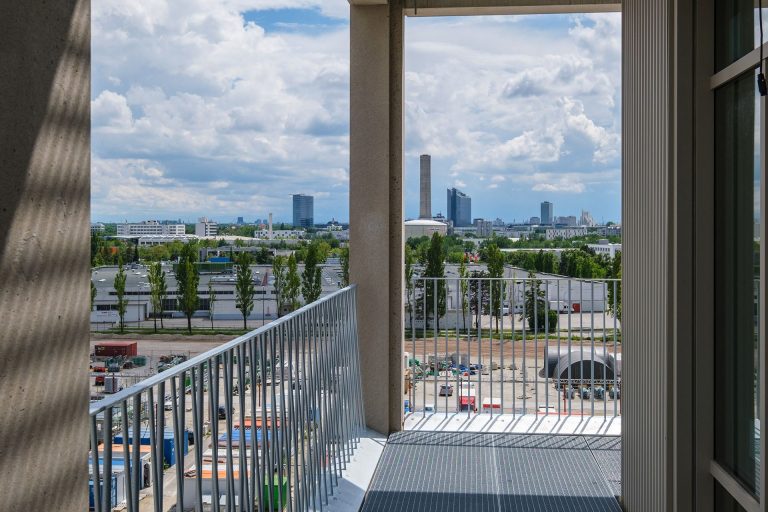 Blick von einem Balkon, Schulstandort Süd Neufreimann
