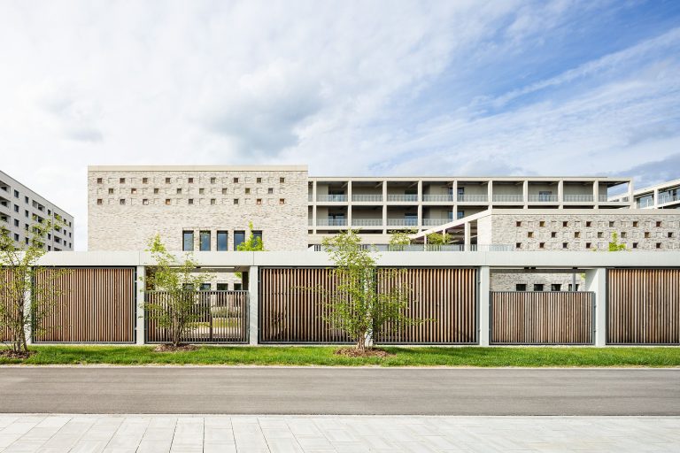 Au&szlig;enansicht Gymnasium Neufreimann