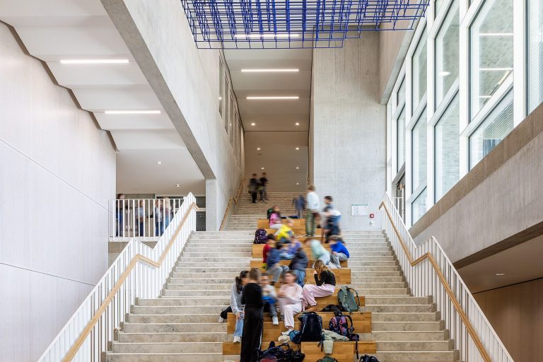Aula mit Treppenaufgang Gymnasium Neufreimann
